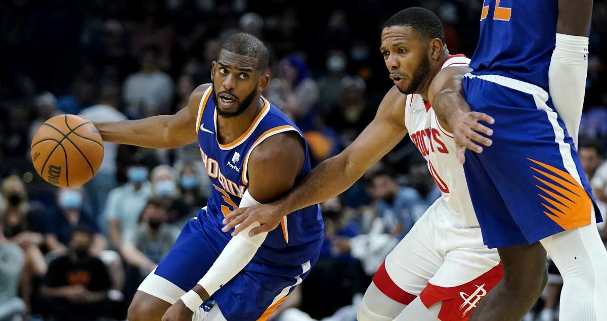 Chris Paul of the Phoenix Suns dribbles the ball against the Dallas