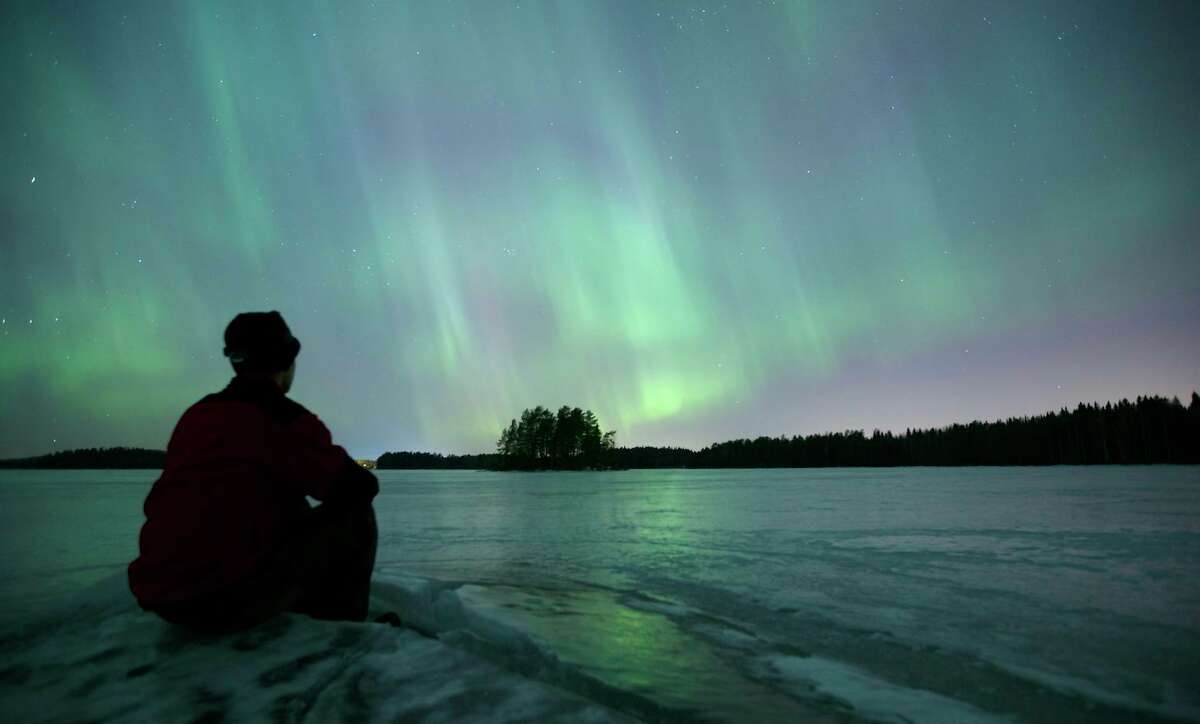 2015年，北极光在不列颠哥伦比亚省的一个湖上闪耀。上周，北加州野火摄像机捕捉到了“食人族”日冕物质抛射在天空中舞动的灯光。