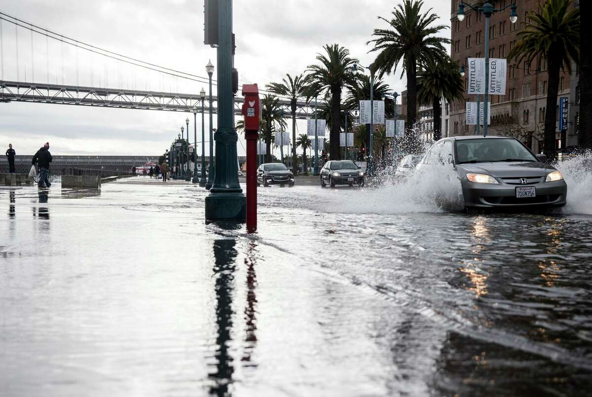 2019年，旧金山英巴卡德罗沿岸的14号码头被大浪冲毁，一辆汽车在洪水中行驶。旧金山港发布了一份报告，建议该地区的部分地区需要提高7英尺，以避免未来的洪水。