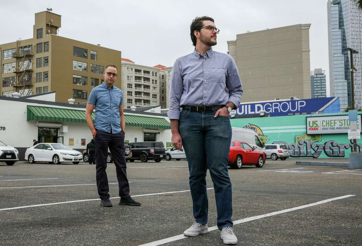 维托尔·巴切蒂(右)和大卫·布鲁克曼在旧金山南凡内斯大道的美国食品厨师店附近的停车场里。在被地区官员封锁之前，这个停车场原本是434个家庭的所在地。现在，布鲁克曼和巴切蒂对城市居民缺乏住房感到沮丧。