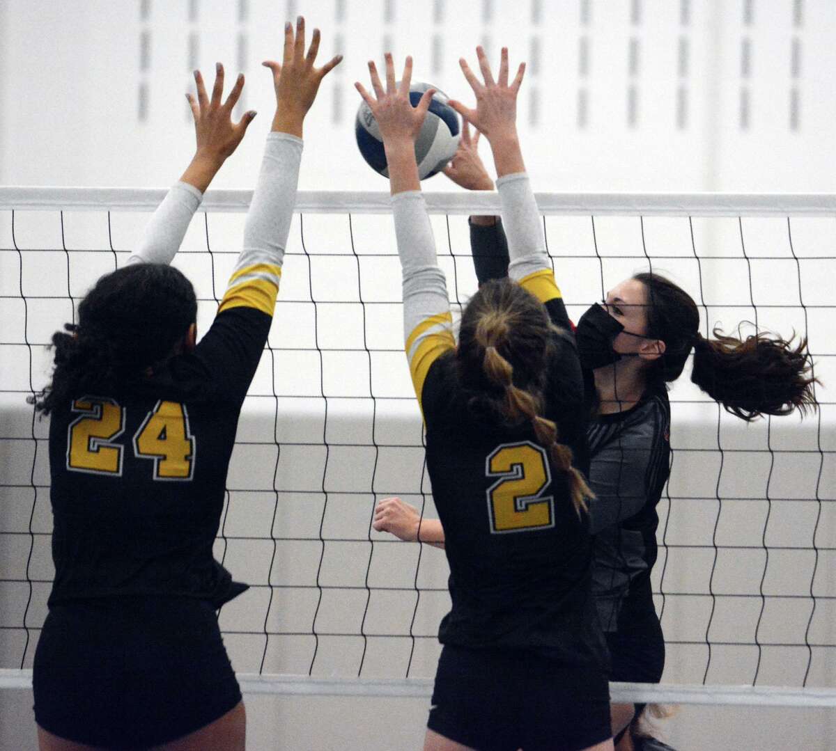 Cheshire girls volleyball puts away Amity for SCC championship