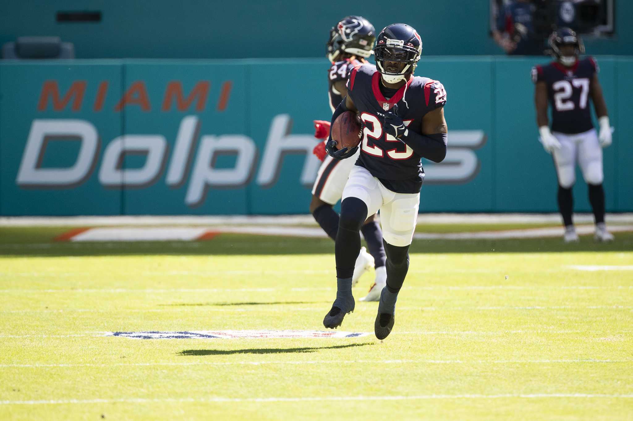 Miami. FL USA; Miami Dolphins quarterback Tua Tagovailoa (1) drops back to  pass during an NFL game against the Houston Texans at the Hard Rock Stadiu  Stock Photo - Alamy