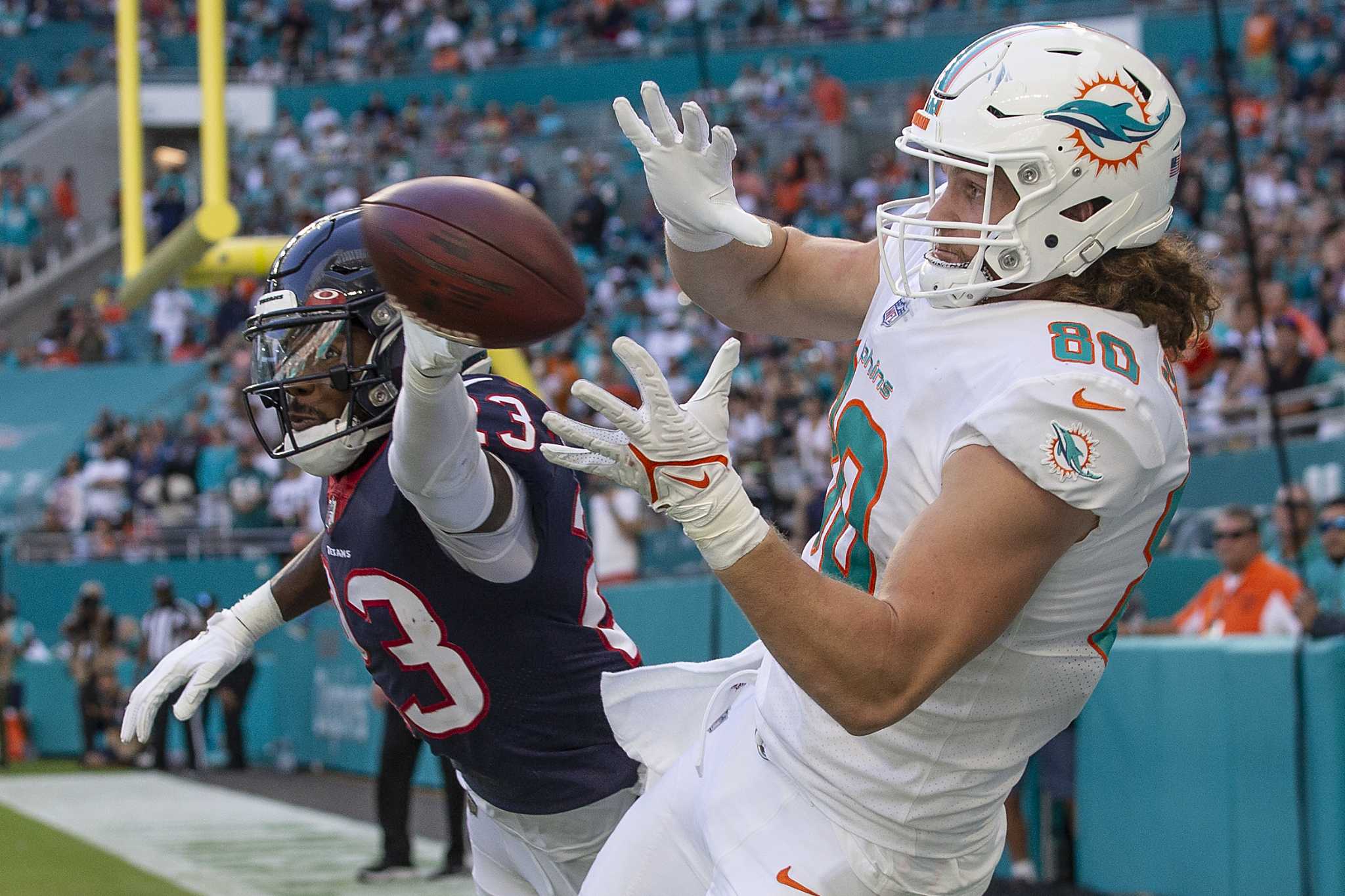 Dolphins trade TE Adam Shaheen to Texans 