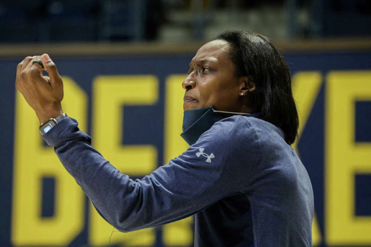 Cal women’s head coach Charmin Smith directs her tam in a play during practice at the Haas Pavilion in Berkeley, Calif. on Wednesday, Nov. 3, 2021.
