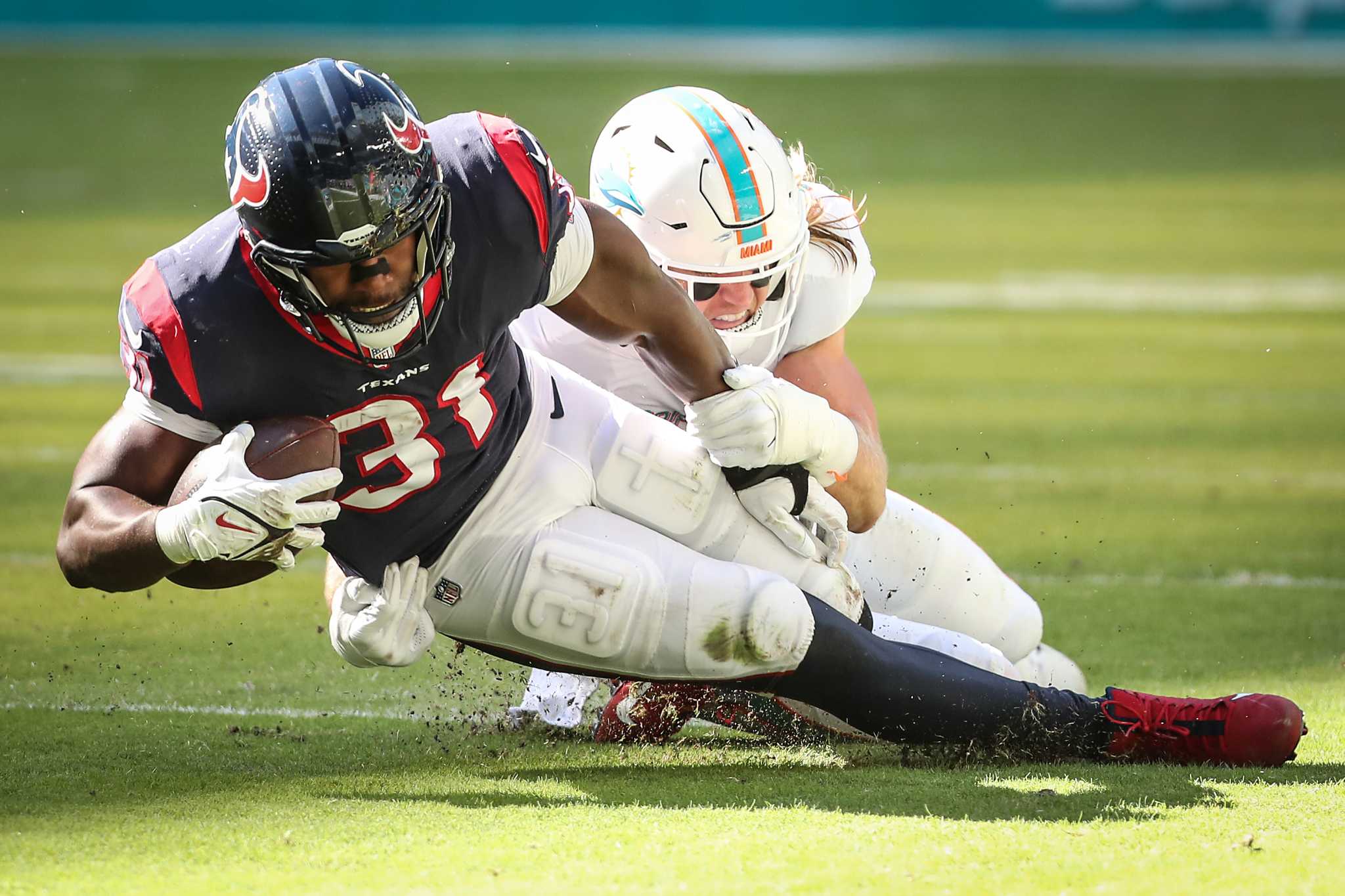 Miami Dolphins linebacker Andrew Van Ginkel (43) warms up before