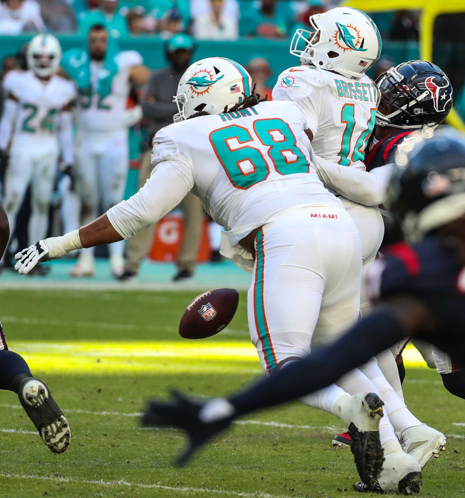 Miami. FL USA; Miami Dolphins quarterback Tua Tagovailoa (1) drops back to  pass during an NFL game against the Houston Texans at the Hard Rock Stadiu  Stock Photo - Alamy