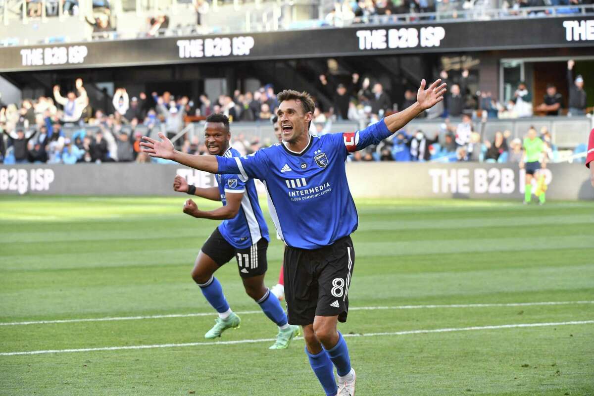 Chris Wondolowski salutes fans during his final MLS game. The longtime Quakes player announced his r/