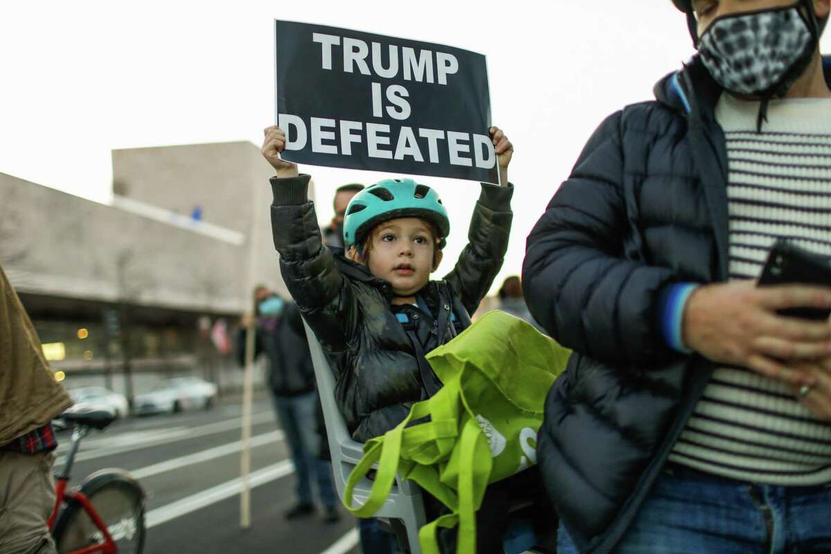 去年，4岁的克劳斯比·勒纳(Crosby Lerner)在华盛顿的一场集会上举着标语。就政党登记而言，最富裕的登录必赢亚洲旧金山湾区城市比十年前更加民主。