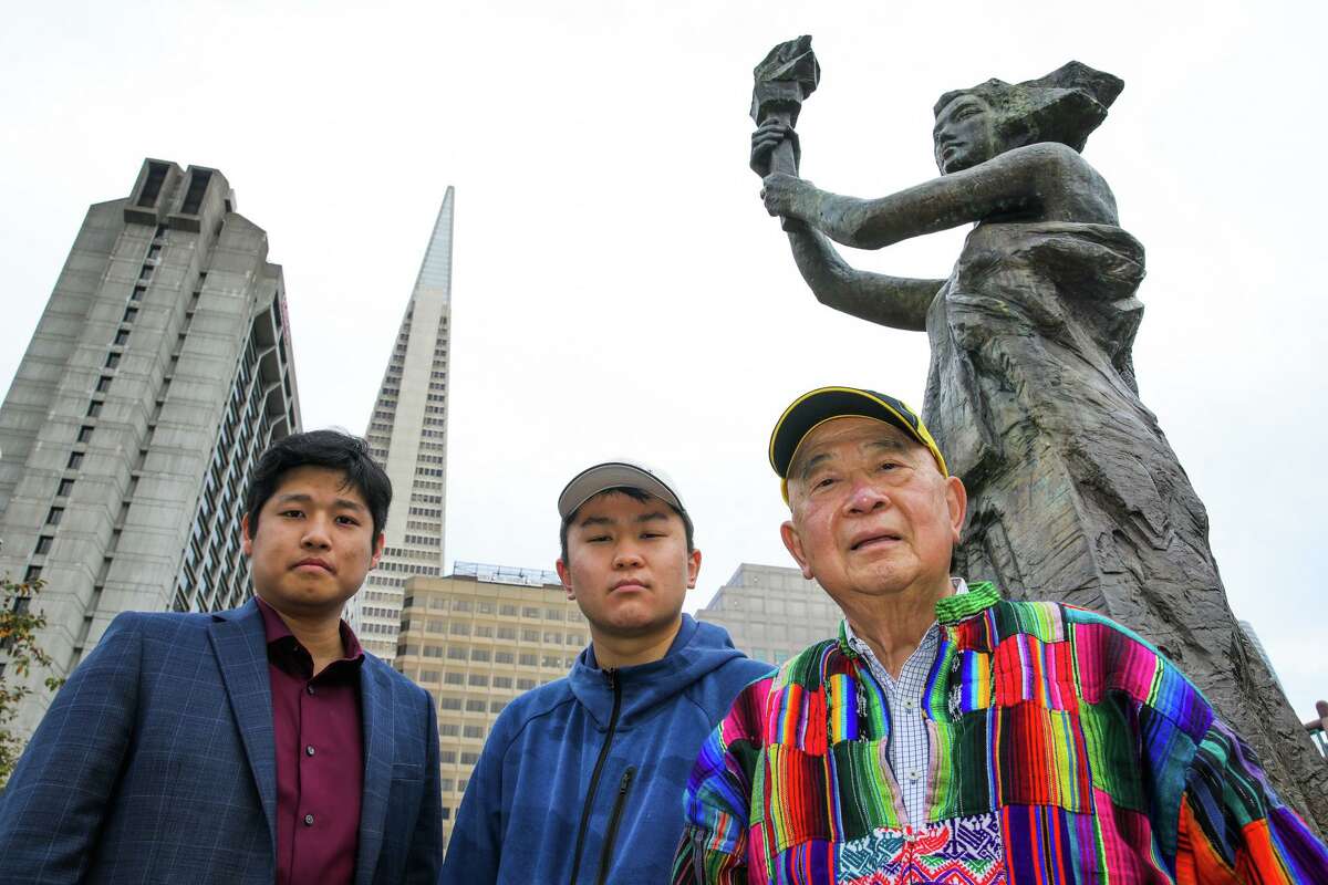 (从左至右):2021年11月5日，星期五，加州旧金山朴茨茅斯广场，德鲁·敏、丹尼斯·凯西·吴和丹尼斯·吴在民主女神雕像前。