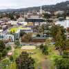 2021年2月9日，星期二，在加州伯克利，人民公园以加州大学伯克利分校的校园为背景。学生们在公园里集会和露营，抗议加州大学伯克利分校将该物业开发为学生宿舍的计划。