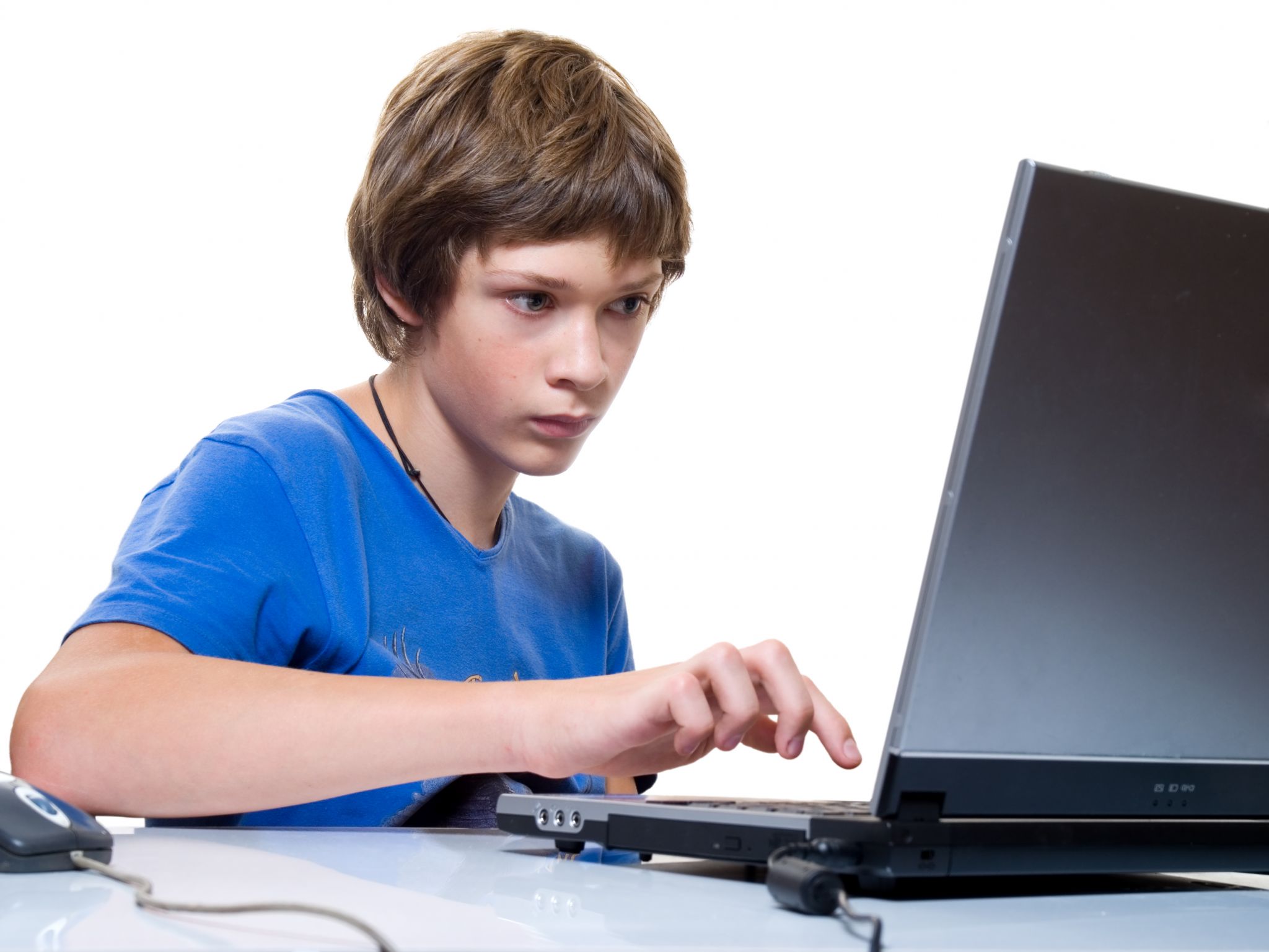 Подросток сидит за компьютером