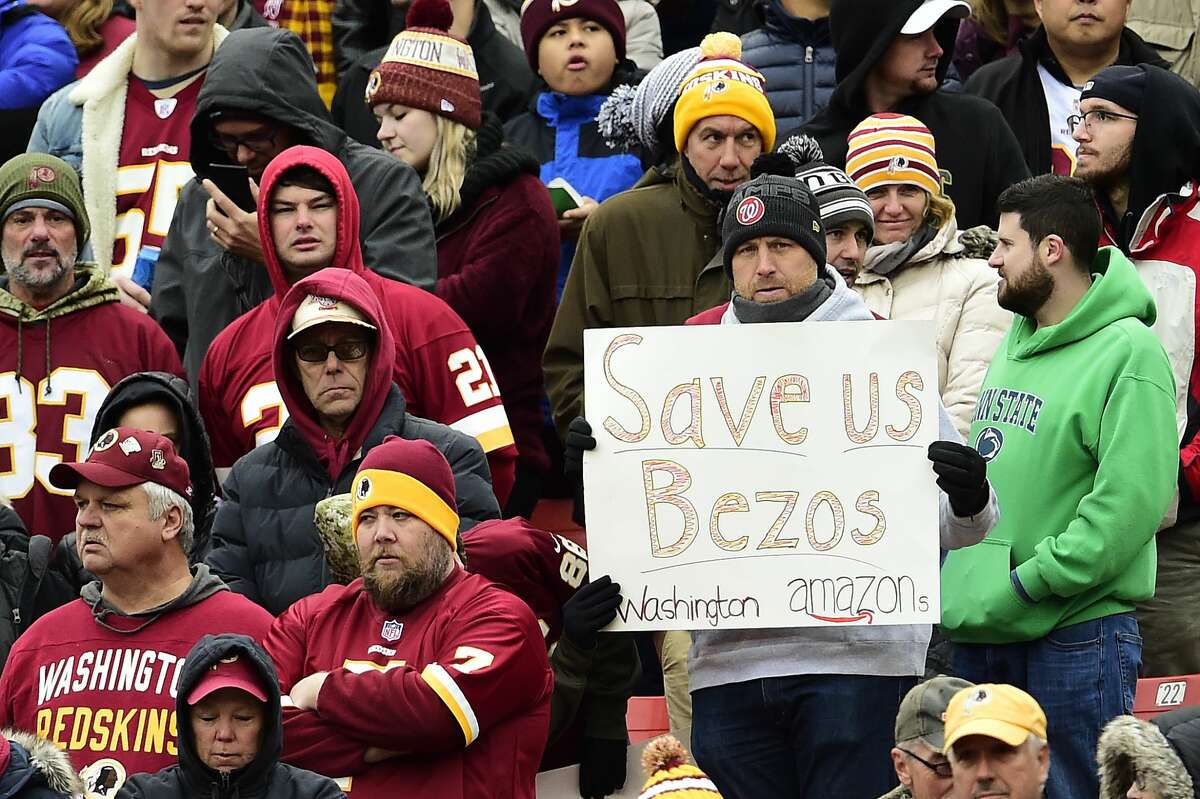 Un fan brandit une pancarte pour le PDG et fondateur d'Amazon Jeff Bezos lors d'un match entre les Jets de New York et les Redskins de Washington à FedExField le 17 novembre 2019 à Landover, Maryland. 