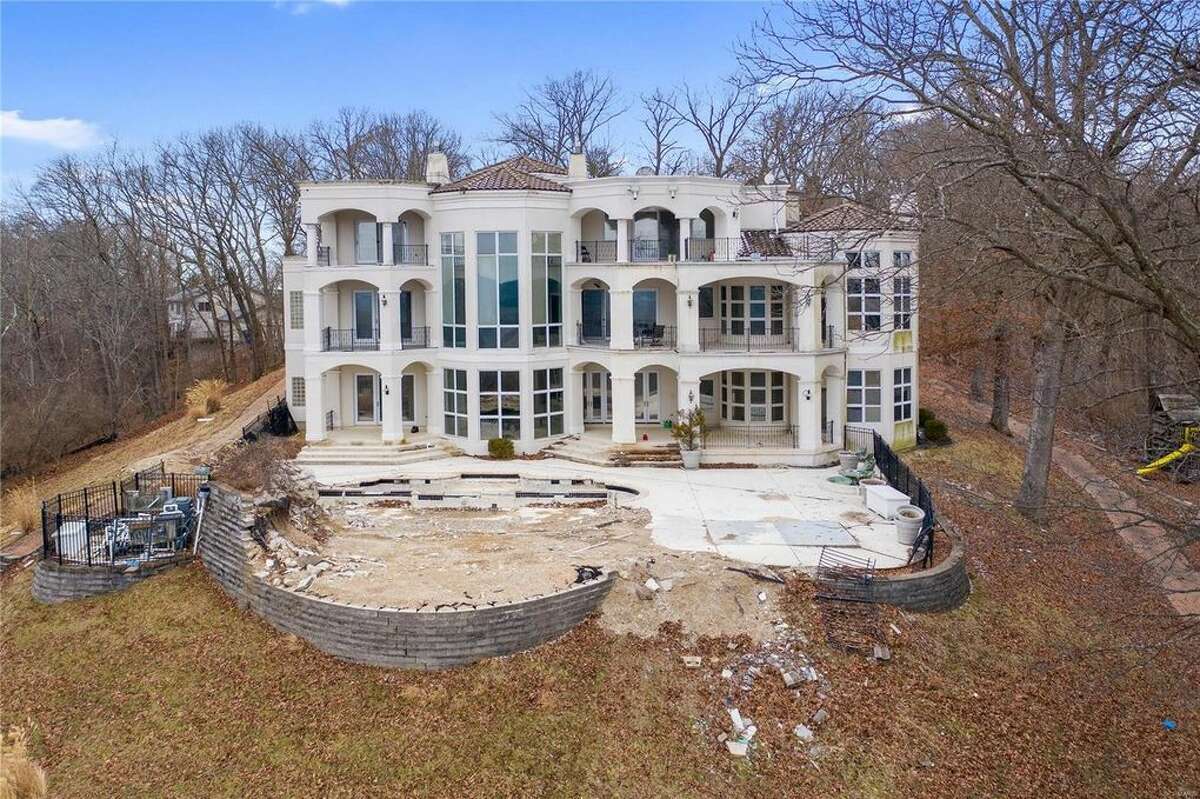 Nelly's mansion, located in the St. Louis suburb of Wildwood, Missouri in West St. Louis County, recently sold for less than $1 million after being listed at $600,000. The mansion features six bedrooms and seven bathrooms, as well as a hillside basketball court in the back of the property.