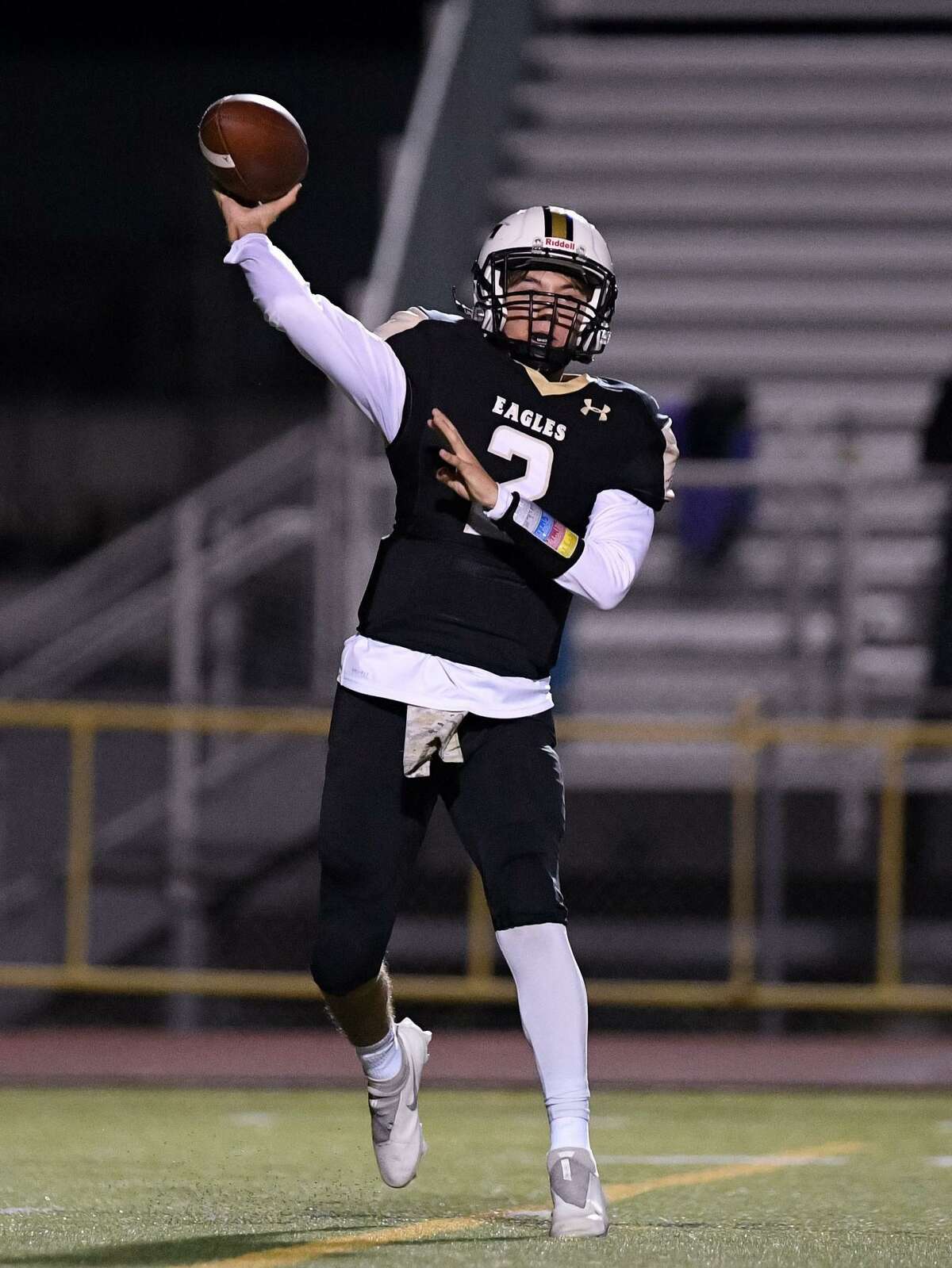 Hunter Agosti passed for 22 yards and three touchdowns in the win over Ridgefield.