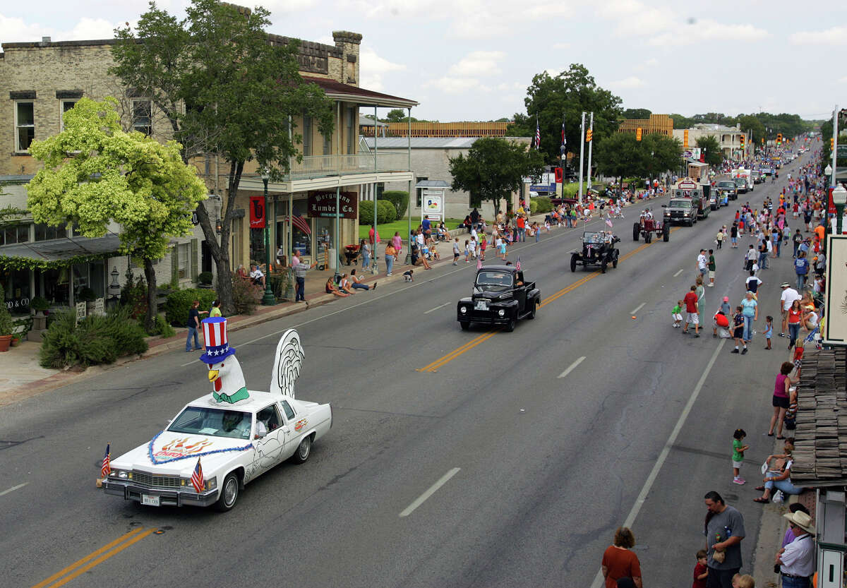 A parade of cars moves down Main Street during the Kendall County Fair parade Saturday, Sept. 3, 2005 in Boerne. 