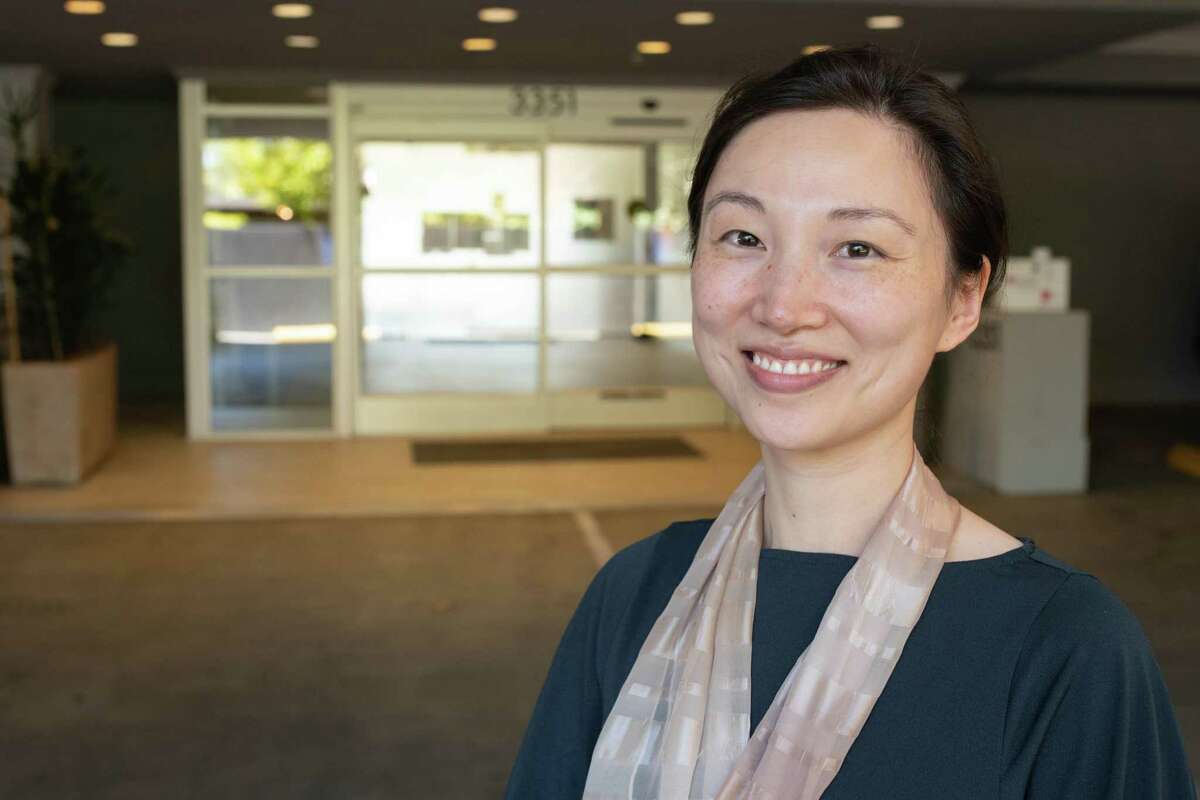 Dr. Linda Geng, co-director of Stanford Medicine’s long COVID clinic, is a principal investigator in the first clinical trial to test the effectiveness of the antiviral drug Paxlovid against the persistent symptoms of long COVID.