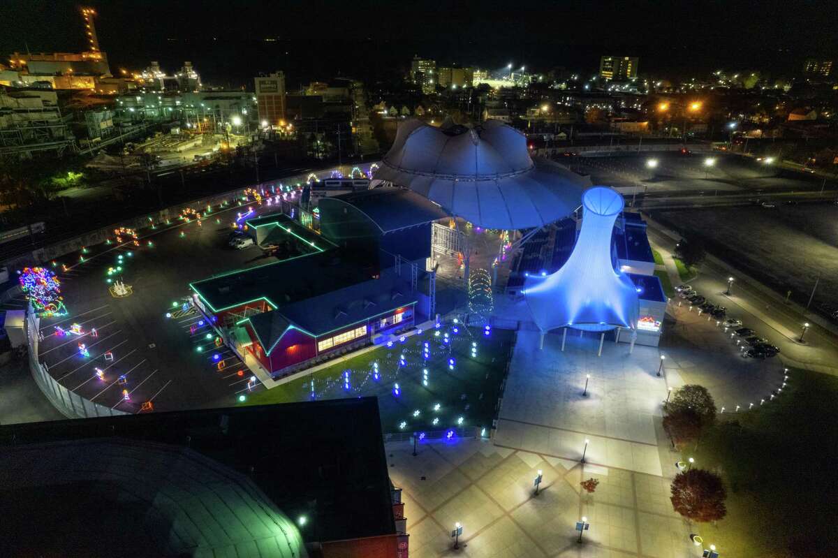 Bridgeport amphitheater hosting drivethru lights festival