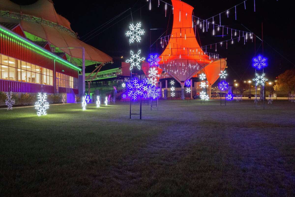 Bridgeport amphitheater hosting drivethru lights festival