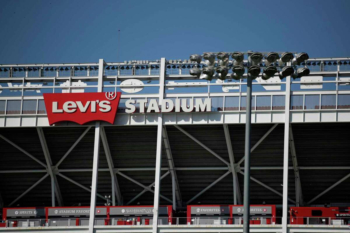 Closed-door meetings between some Santa Clara City Council members and 49ers officials while the city is involved in lawsuits over the operation of Levi’s Stadium raises questions.