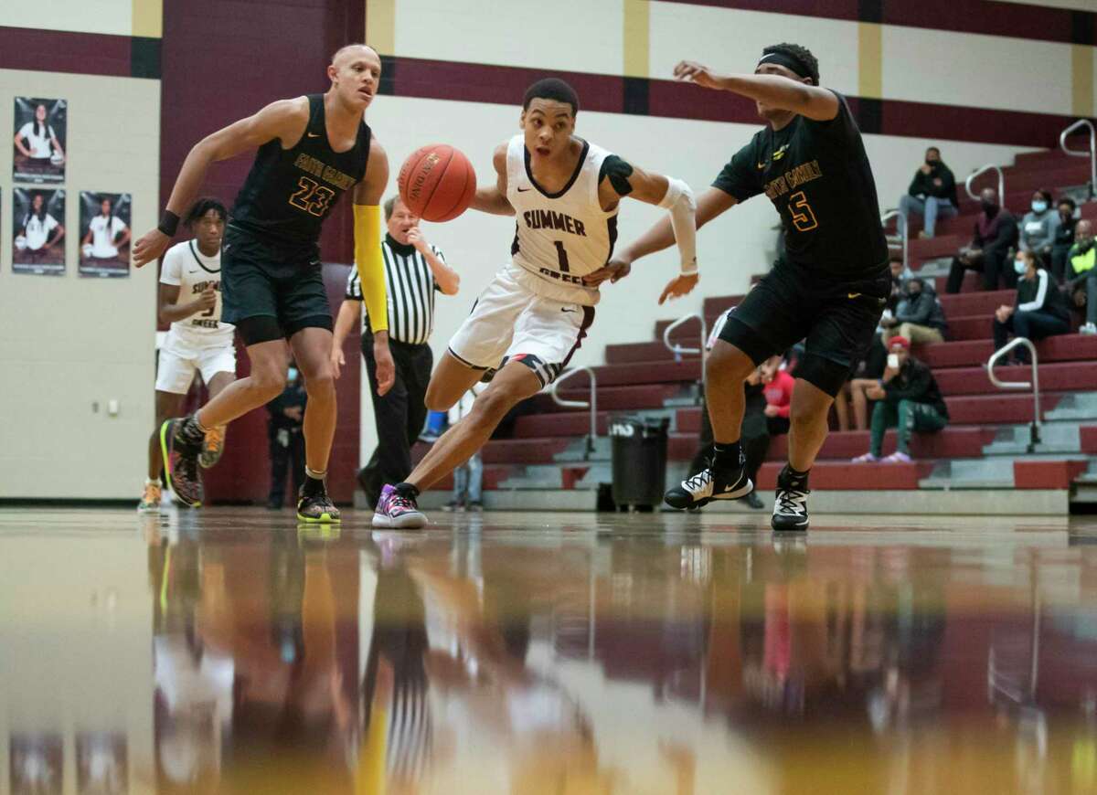 Summer Creek's Jaleen Goodman drives past Faith Family's Deontrell Barrett during a game between the Summer Creek Bulldogs and Dallas' Oak Cliff Faith Family Academy on Tuesday, Dec. 1, 2020, at Summer Creek High School in Houston.
