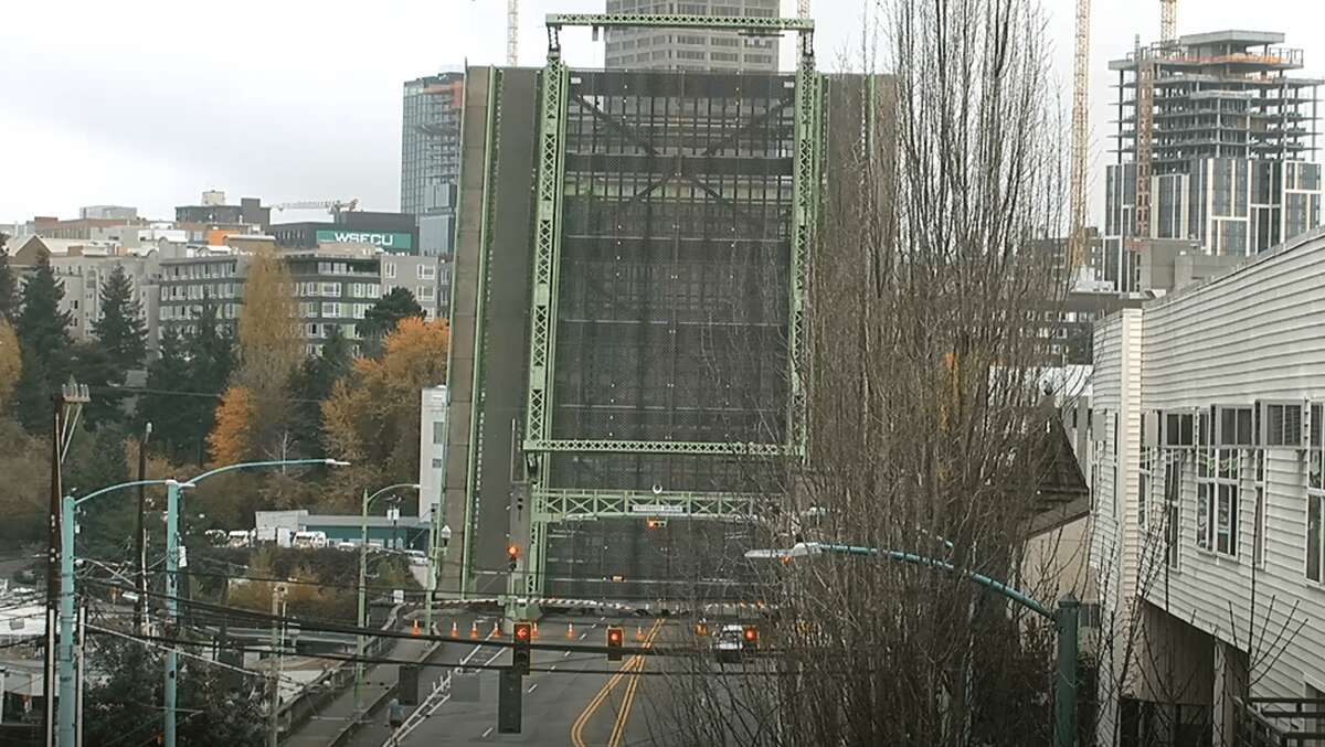 The University Bridge remains in an upright position, unable to close.