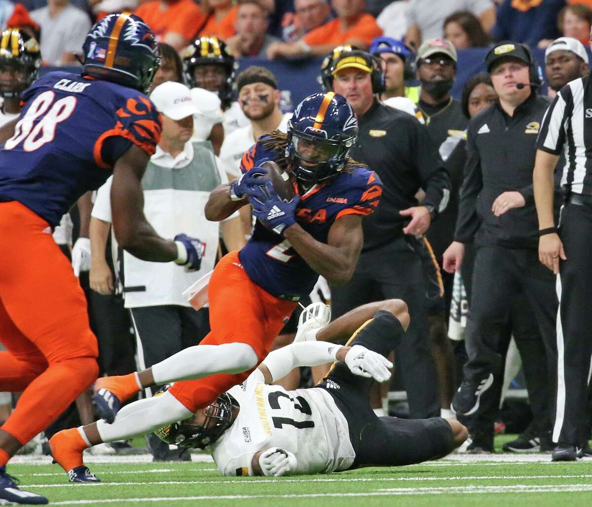 UTSA wide receiver Joshua Cephus #2 makes a reception over Southern Miss Eric Scott #12 for a touchdown in second quarter. FBC UTSA -Southern Miss on Saturday, Nov. 13, 2021 at the Alamodome