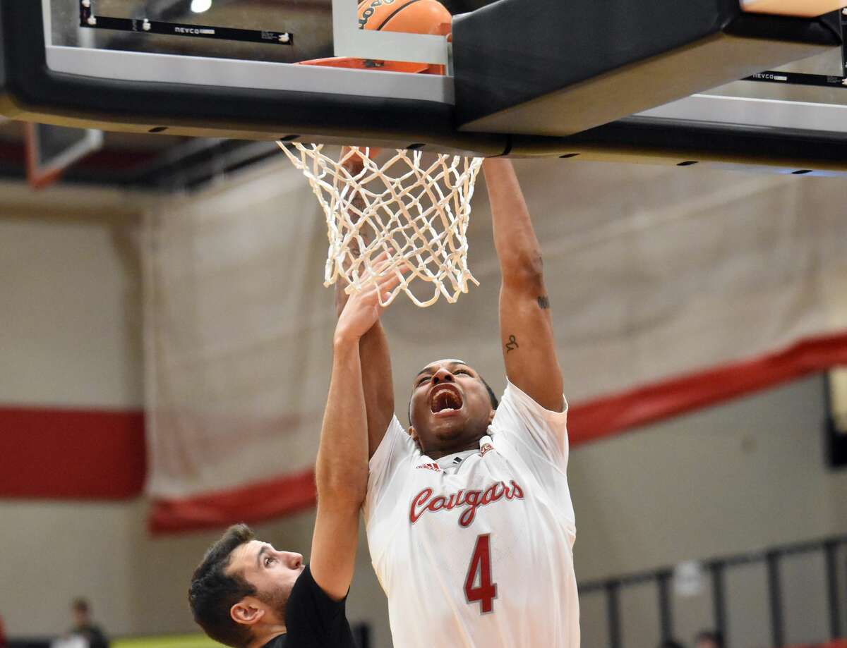 Shamar Wright goes up for a dunk in the first half against Knox on Monday inside First Community Arena in Edwardsville.