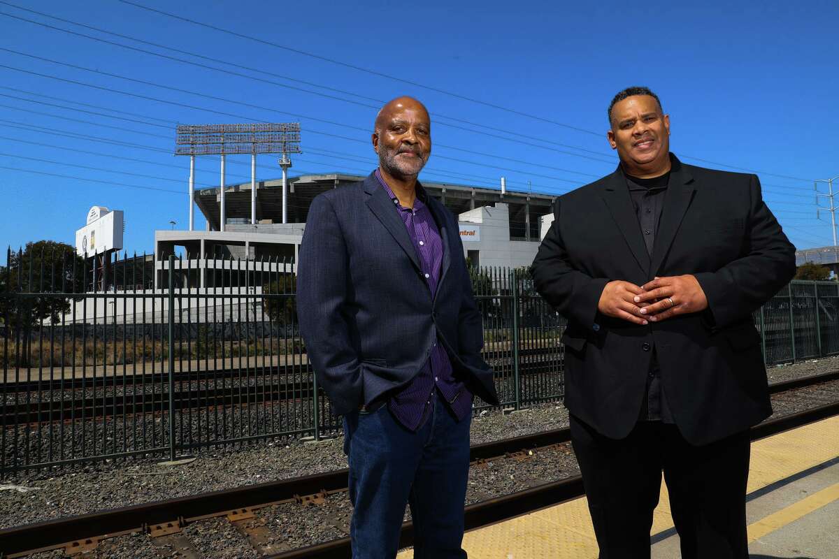 非裔美国人体育和娱乐集团的合作伙伴艾伦·多内斯(左)和雷·博比特希望在奥克兰体育馆的场地上建造住房、餐馆和会议中心。