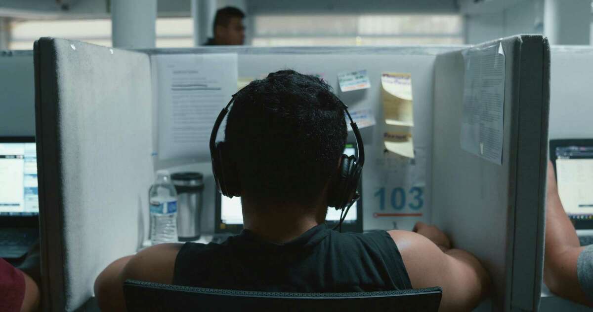 “Dial Home”, un nuevo documental corto de San Antonian Cesar Martinez Barba, examina la vida de personas que encuentran trabajo en call centers de empresas estadounidenses luego de ser deportadas de Estados Unidos a México.