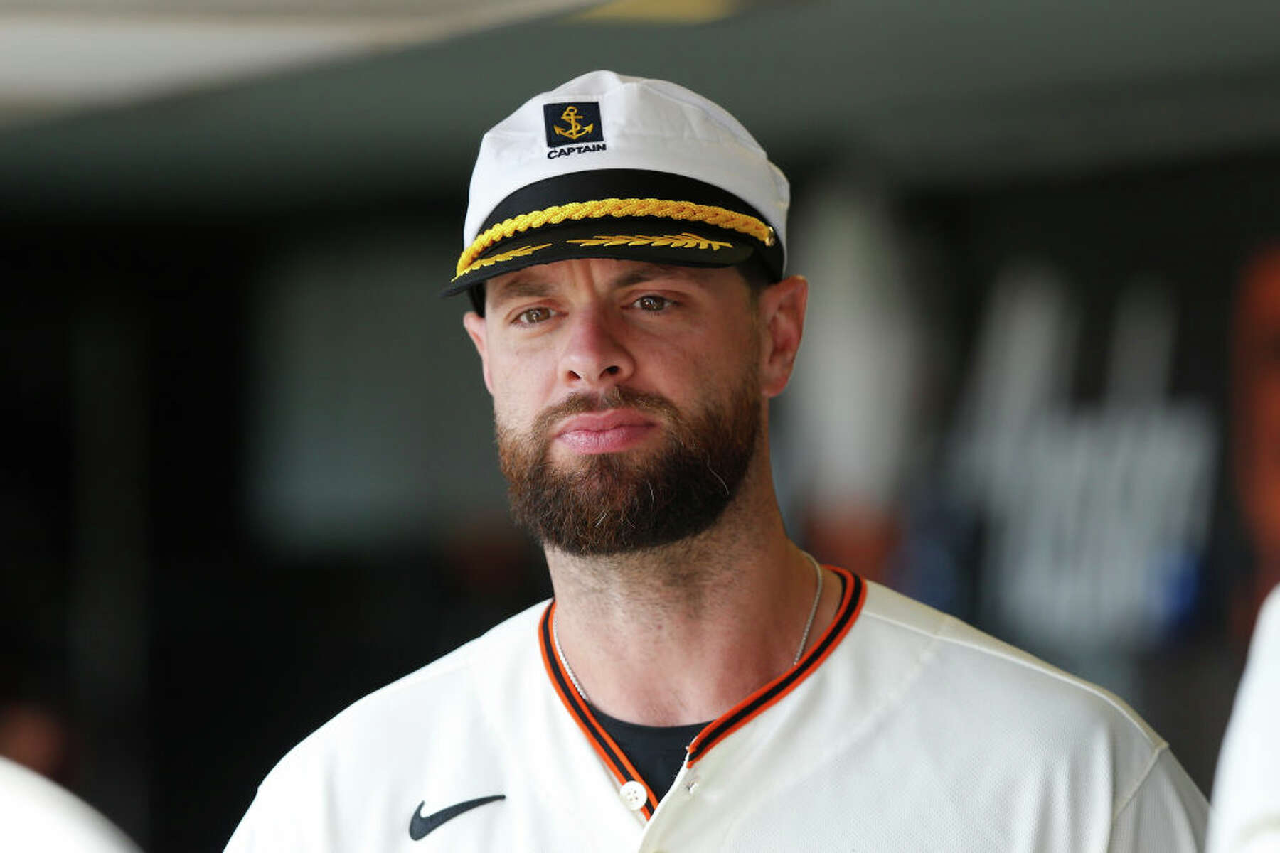Giants' Belt bucks trend, accepts qualifying offer to stay with team
