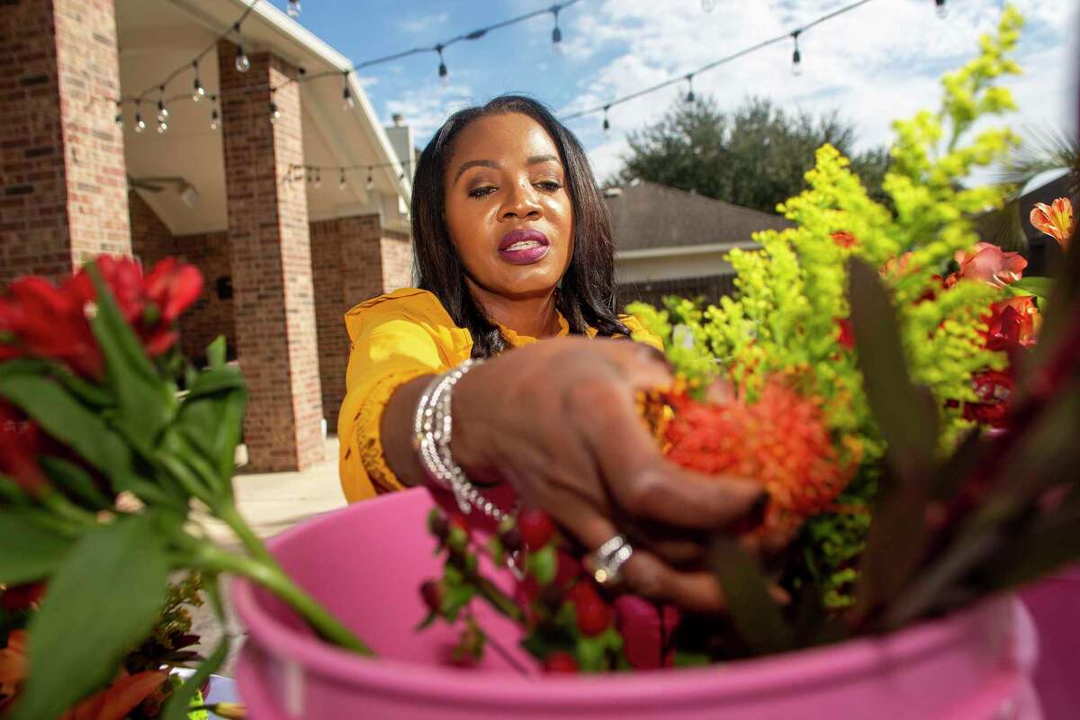 Here's how to make your own Thanksgiving centerpiece with flowers from HEB