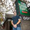 老板鲍勃·拉尔森年代tands outside at the original Round Table Pizza restaurant in Menlo Park, California on Nov. 17, 2021. His father Bill was the founder of the pizza chain.
