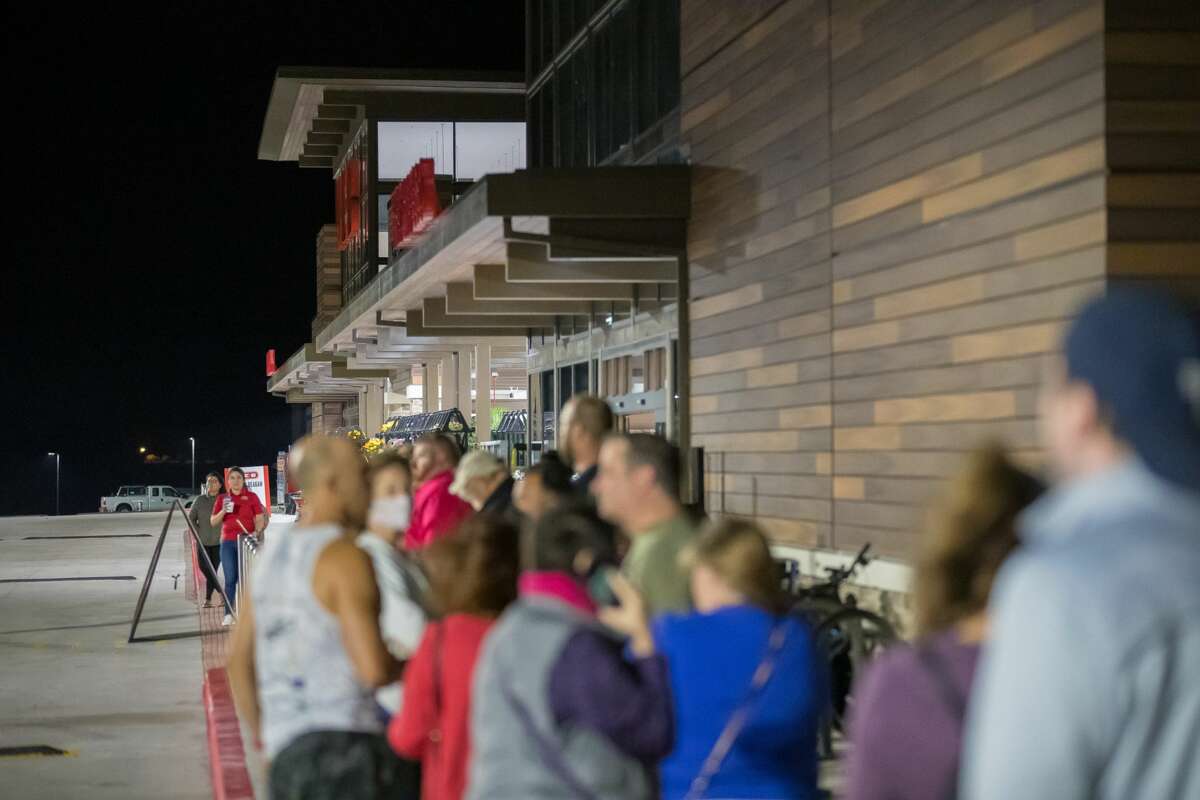 On Wednesday, November 17, H-E-B opened its second store in Leander at Ronald Reagan Blvd. 
