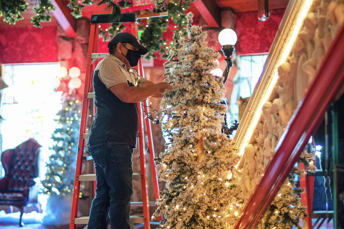 L'employé de Madonna Inn, José Torres, décore l'un des nombreux arbres de Noël qui montent à chaque saison de vacances autour de l'hôtel, le mardi 16 novembre 2021.