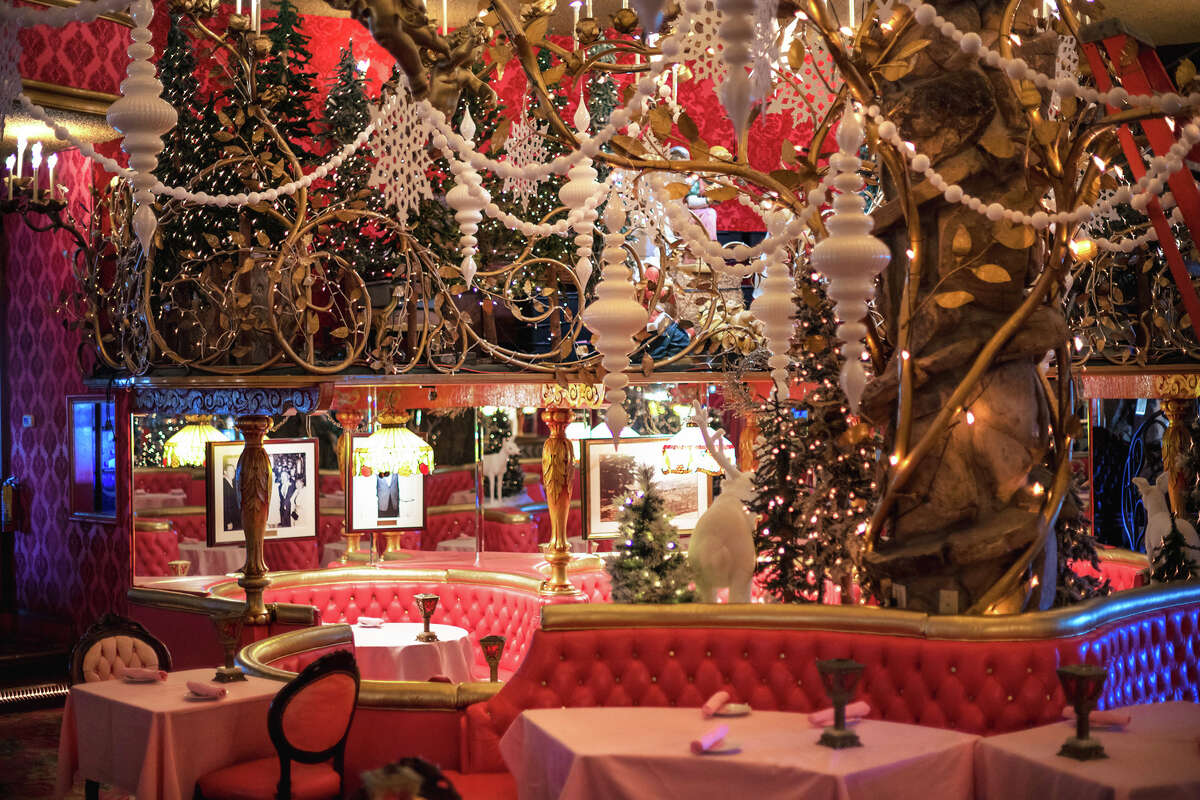 L'arbre d'or à l'intérieur du Gold Rush Steak House du Madonna Inn s'est déguisé pour Noël.