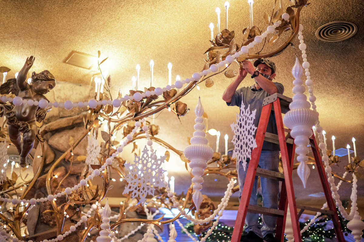Juan Luis Martínez décore le sapin doré à l'intérieur de la salle à manger du Gold Rush Steak House d'Alex Madonna, au Madonna Inn de San Luis Obispo, le mardi 16 novembre 2021. Les décorations de Noël à l'hôtel prennent près d'un mois et un équipage de cinq pour exécuter pleinement.