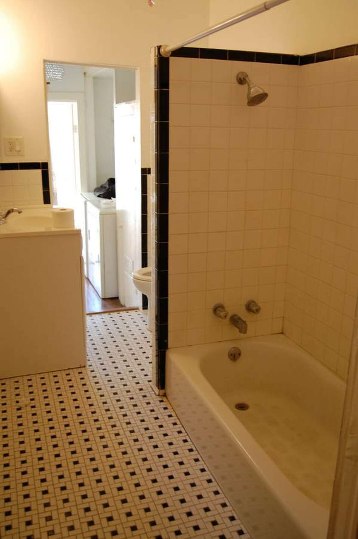 The bathroom looks a little cramped, but we'll forgive it for the tilework.