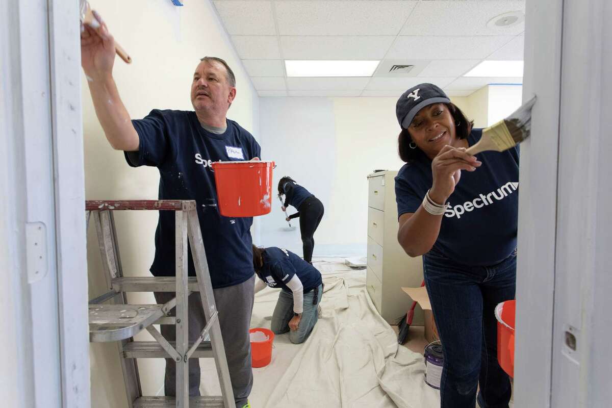 painting-with-purpose-charter-communications-volunteers-spruce-up