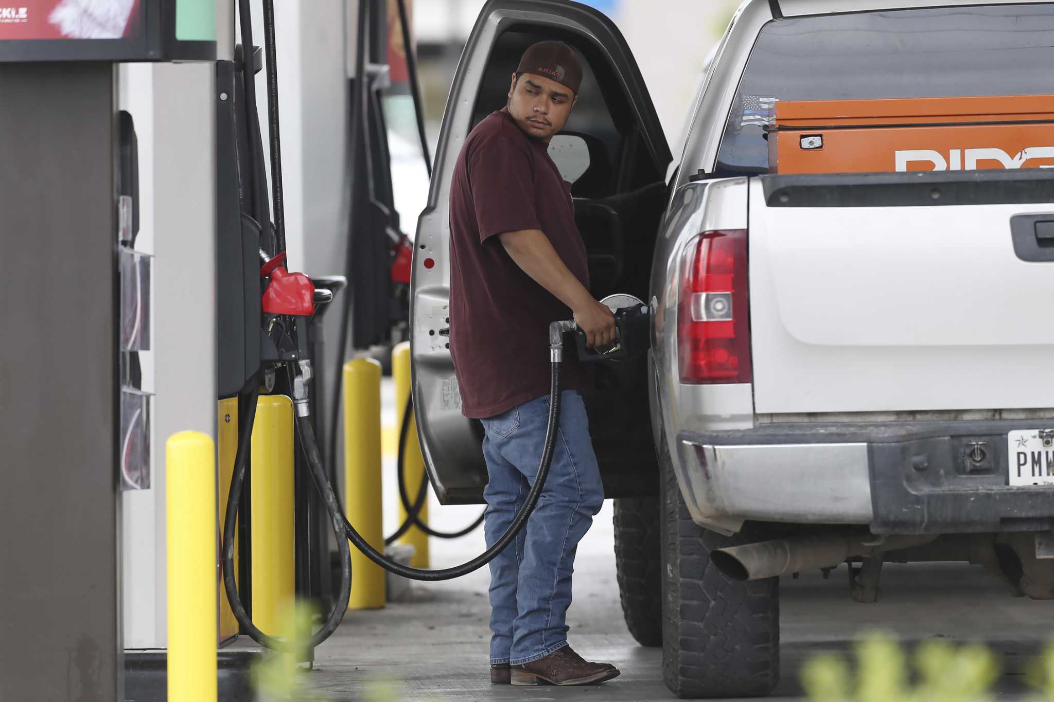 Gasoline prices back below $3.50 in San Antonio - Vimarsana News