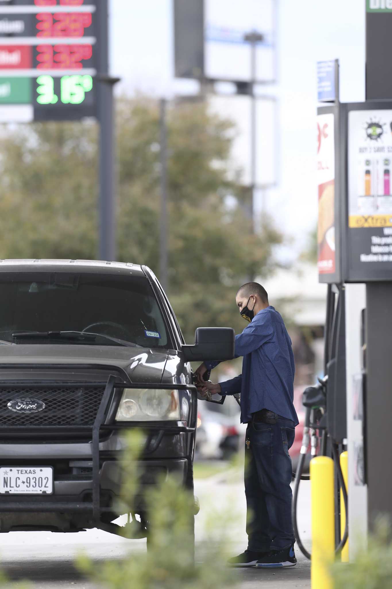 Gasoline hits a record high of $4.36 per gallon in San Antonio - Vimarsana News