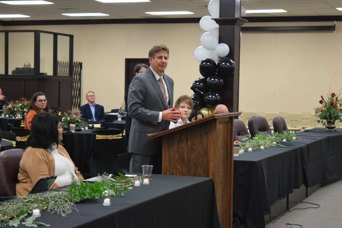 Kyle Wargo, executive director of Region 17 ESC, described Sanchez as the exhibiting “the golden ratio” or “the perfect balance,” just before handing Plainview’s Superintendent a pair of limestone bookends. 