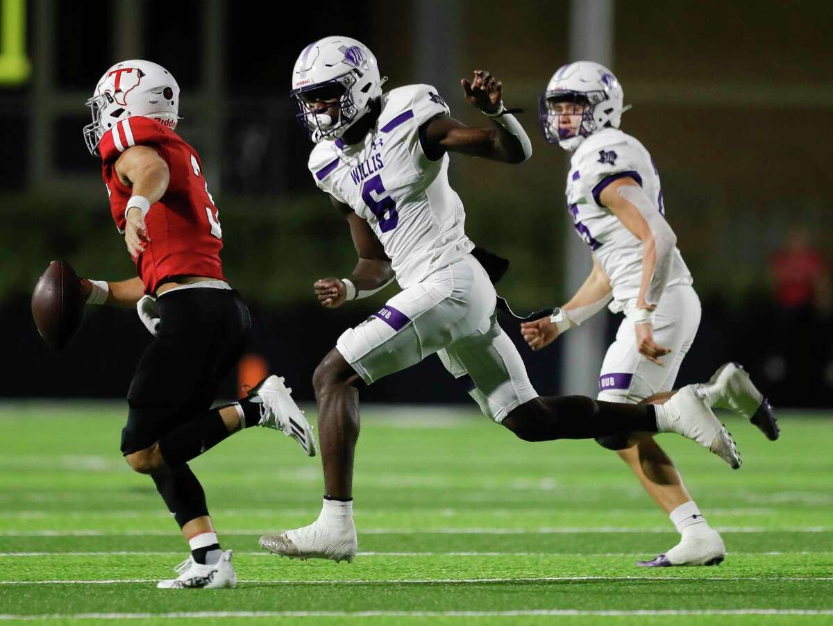 Willis offensive linebacker Trevor Jones (6) chases Tomball quarterback Cale Hellums (3) to the sideline during the first quarter of a Region II-6A (Div. II) area football game at Planet Ford Stadium, Friday, Nov. 19, 2021, in Spring.