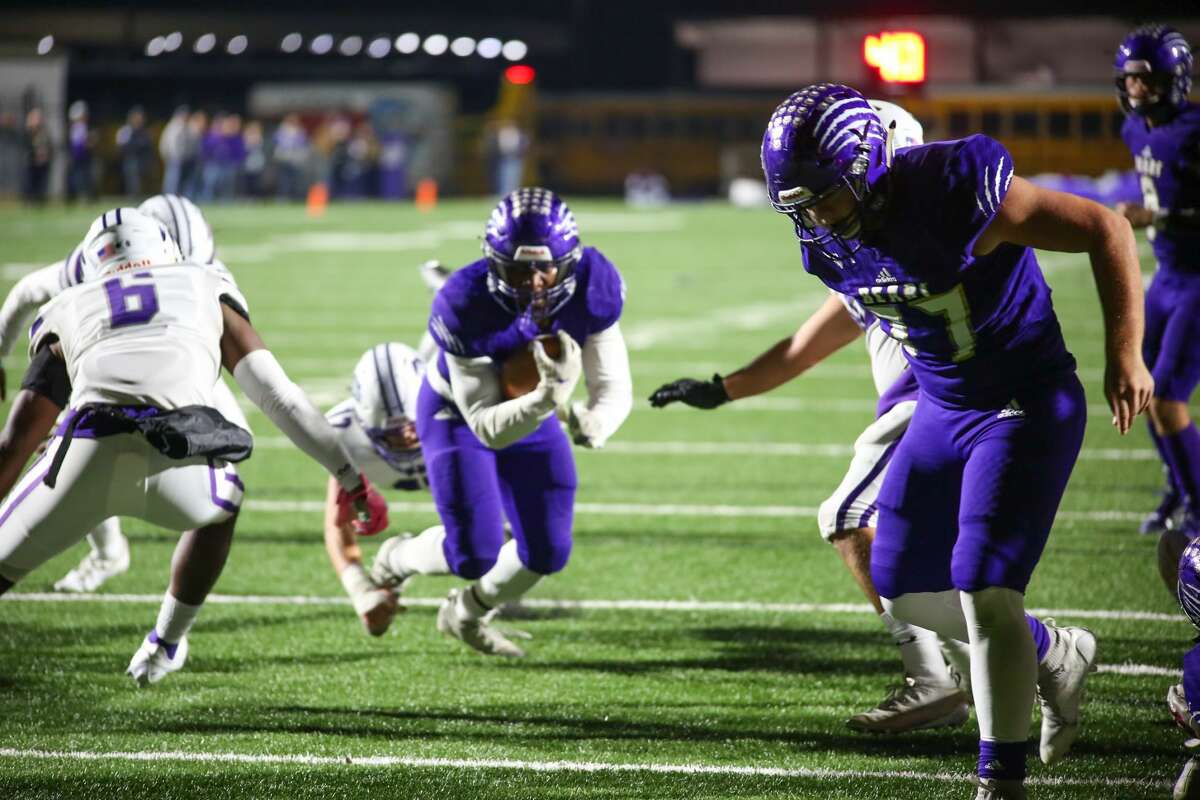 Port Neches-Groves advances past the area round after defeating Montgomery 49-42 on Friday night.