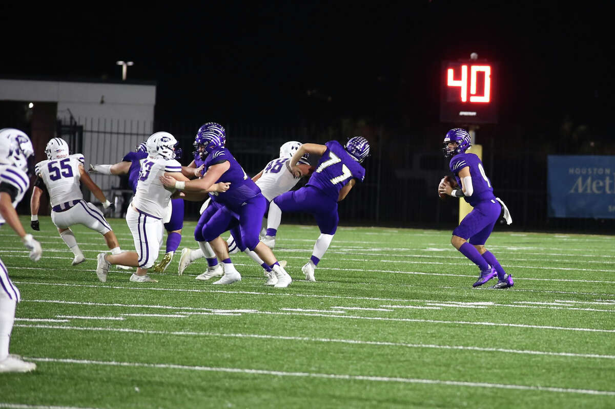 Port Neches-Groves advances past the area round after defeating Montgomery 49-42 on Friday night.