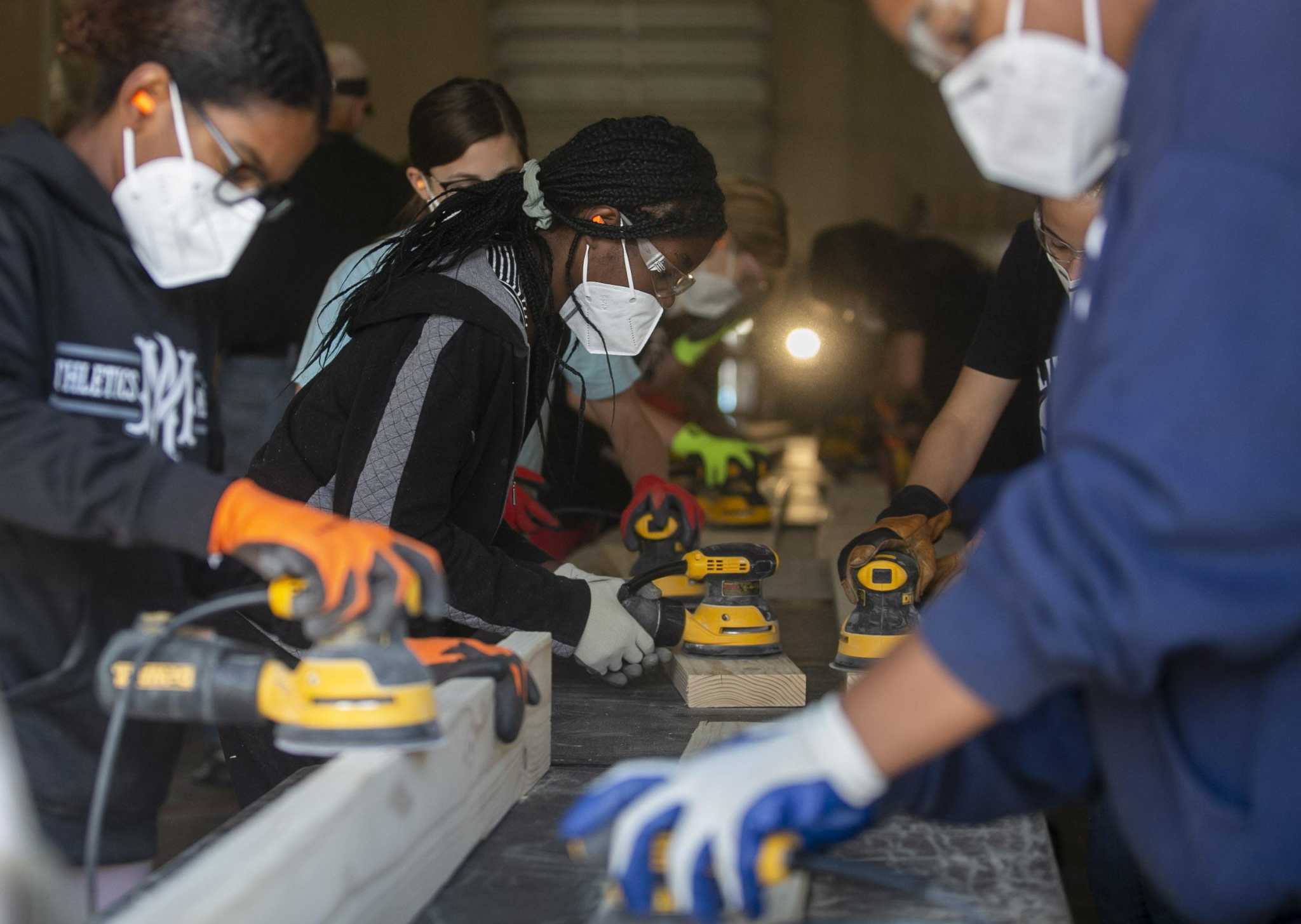 San Antonio-area junior high athletes give back to community by building beds for kids without one of their own - Vimarsana News