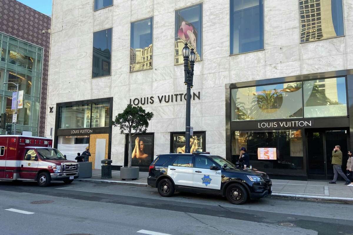2021年11月20日，周六，紧急救援人员将车停在旧金山联合广场的路易威登店外，调查前一天晚上小偷洗劫该店后对该店的破坏情况。