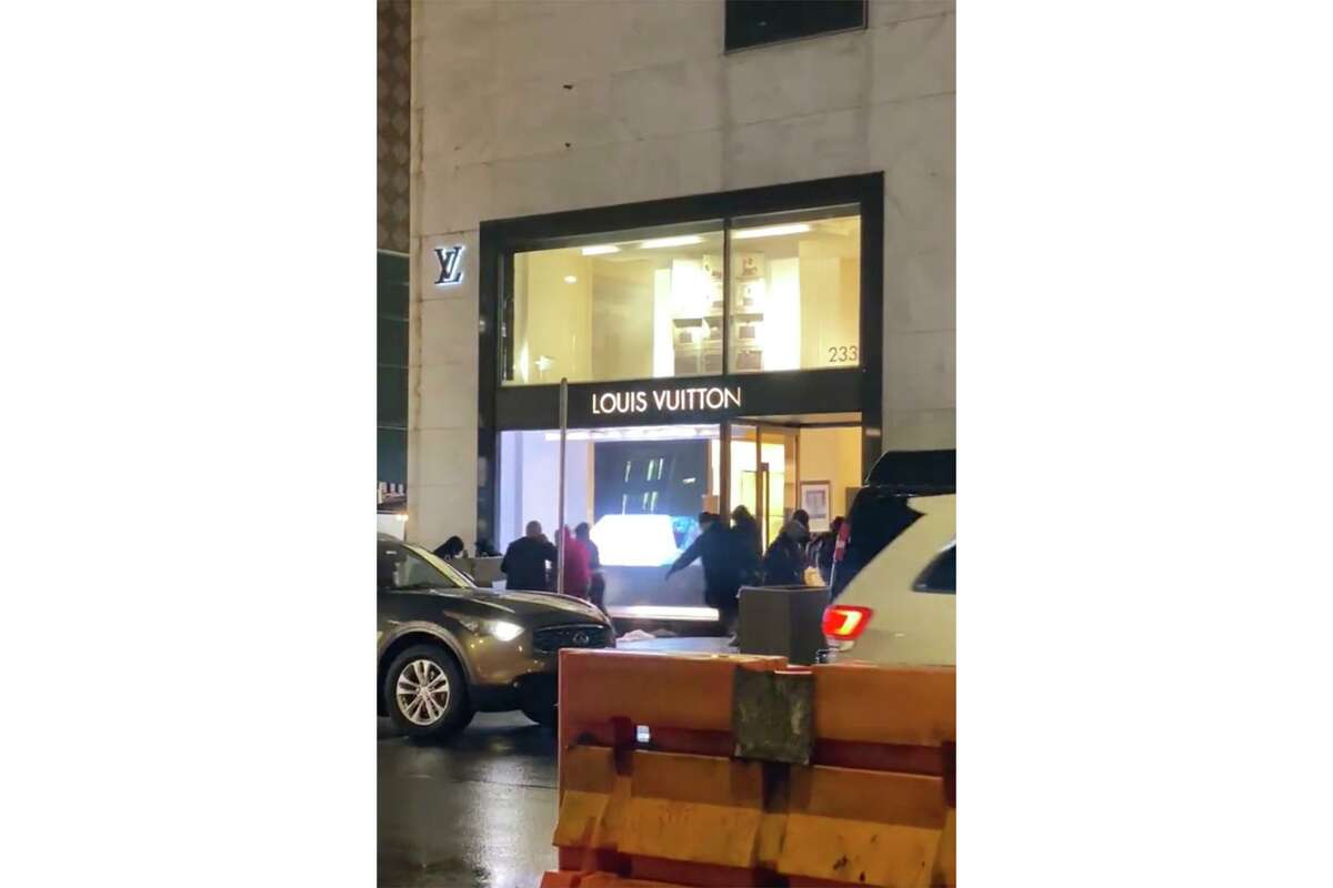 San Francisco Louis Vuitton store emptied by robbers; video shows