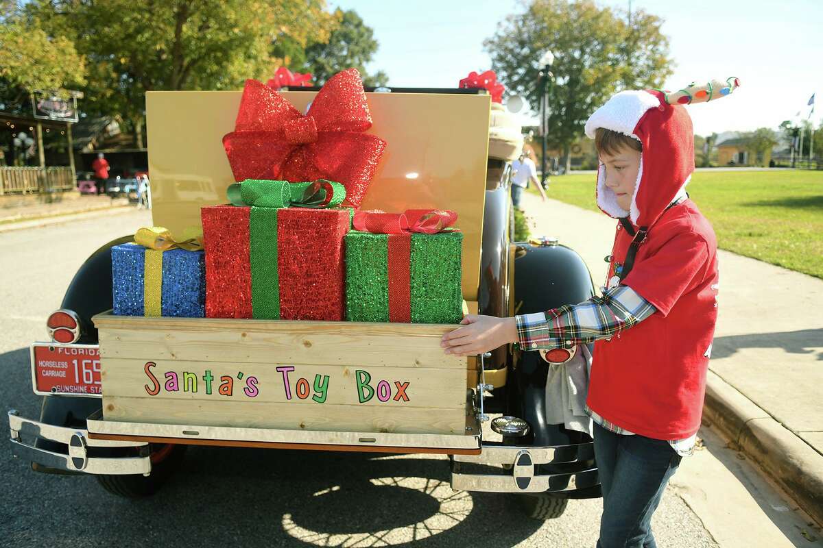 Tomball kicks off holiday season with tree lighting, parade, Miss