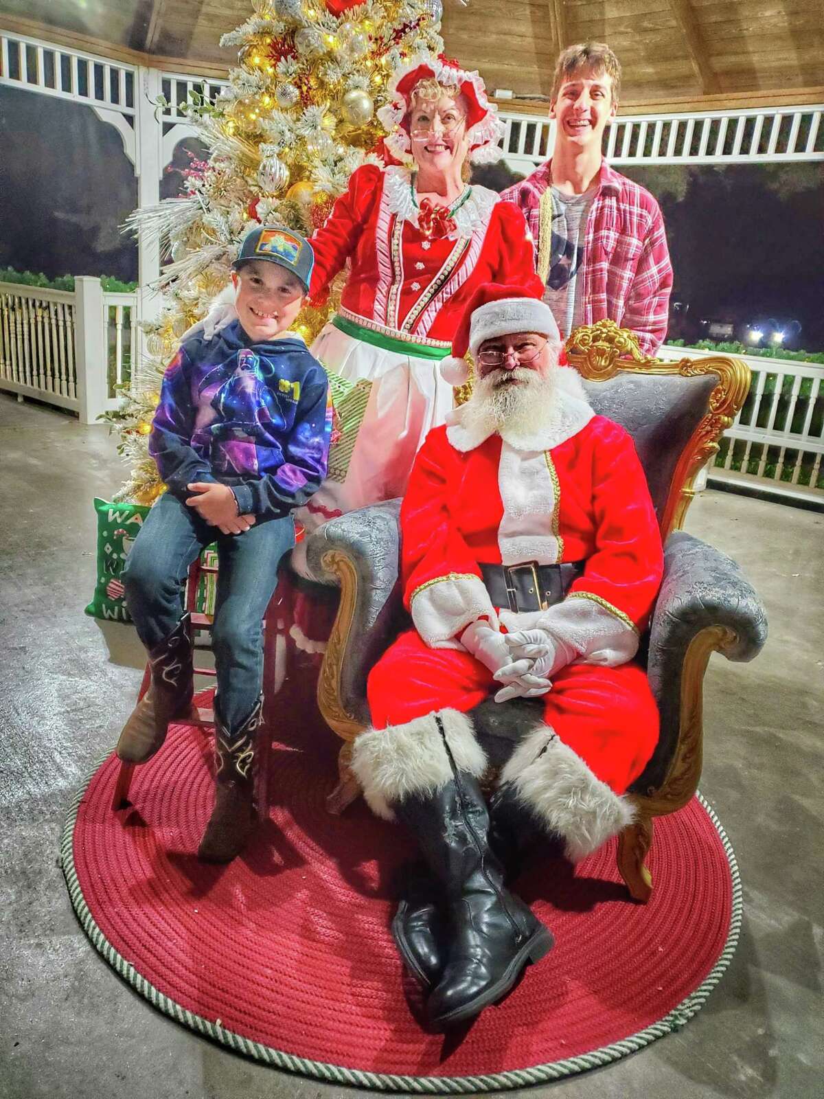 Tomball kicks off holiday season with tree lighting, parade, Miss