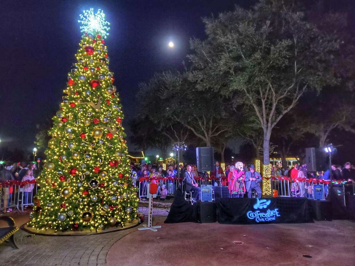Tomball kicks off holiday season with tree lighting, parade, Miss